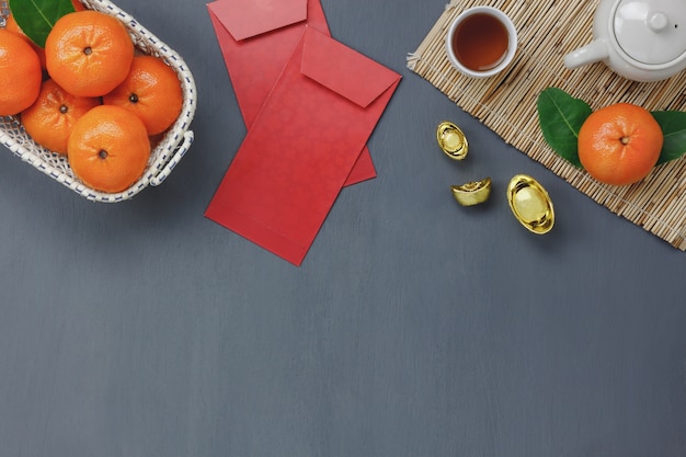 Boven weergave van top decoratie gelukkig chinees nieuwjaar achtergrond concept. mix verscheidenheid van essentiële items op de moderne rustieke rode achtergrond. accessoire noodzakelijk voor festival. vrije ruimte voor creatief ontwerp.