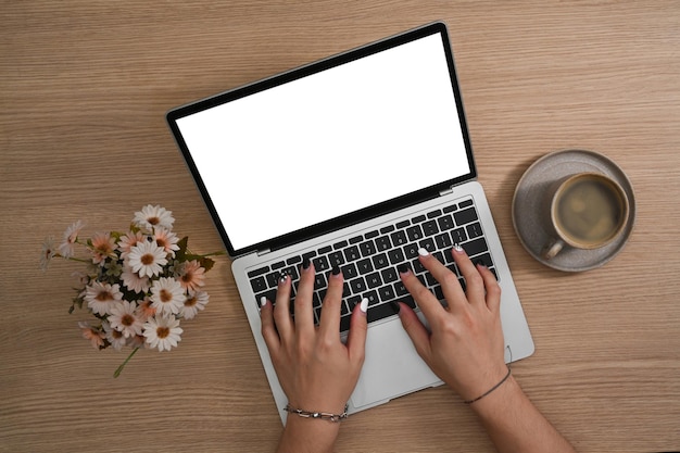 Boven weergave vrouw surfen op internet met computer laptop op houten tafel