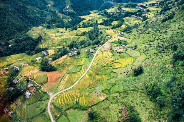 Boven zicht op tavan dorp en rijstveld terrasvormig in de vallei bij sapa