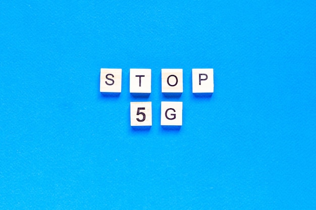 Bovenaanzicht 5g concept met houten letters