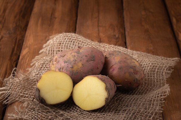 bovenaanzicht aardappelen op tafel