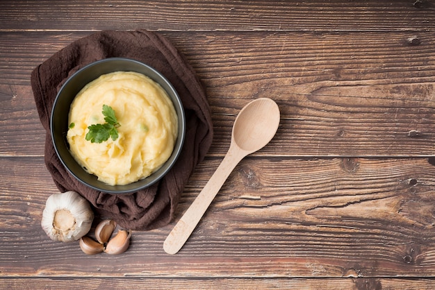 Foto bovenaanzicht aardappelpuree in een kom met kopie ruimte