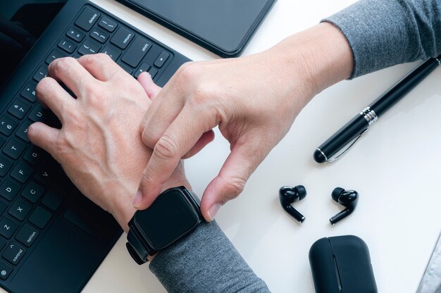 Bovenaanzicht afbeelding van man hand met behulp van smartphone tijdens het werken op kantoor.