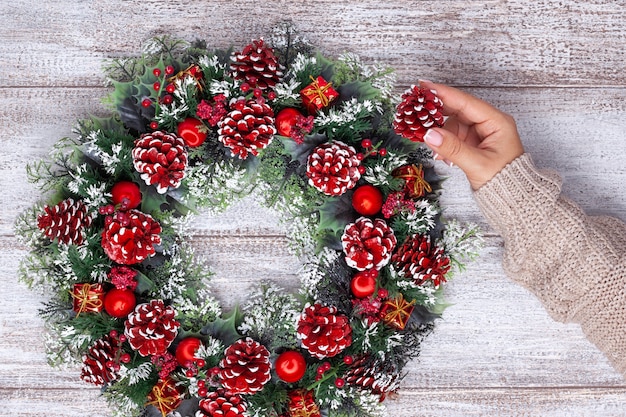 bovenaanzicht ambachtelijke kerstkrans