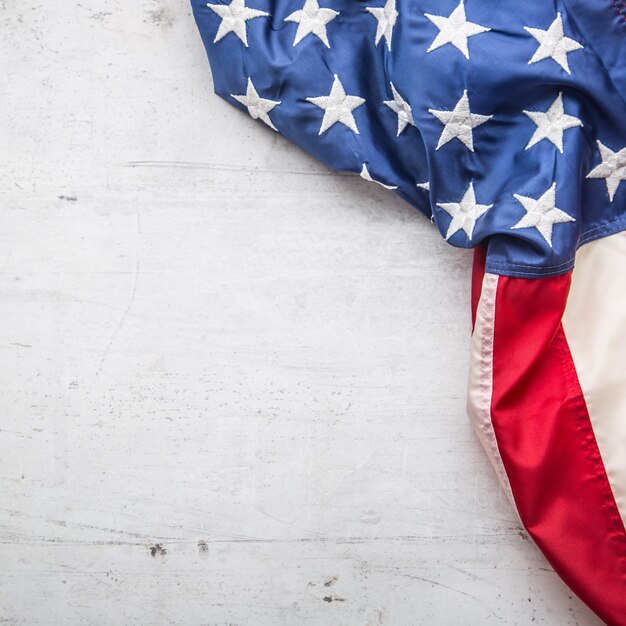Bovenaanzicht Amerikaanse vlag vrij liggend op witte betonnen achtergrond Closeup Studio shot