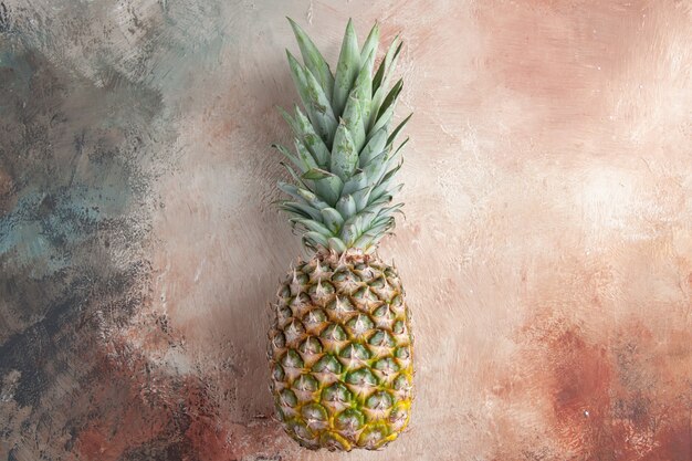 bovenaanzicht ananas fruit liggend op tafel vrije ruimte