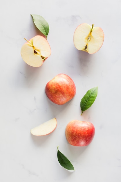 Bovenaanzicht appels met bladeren