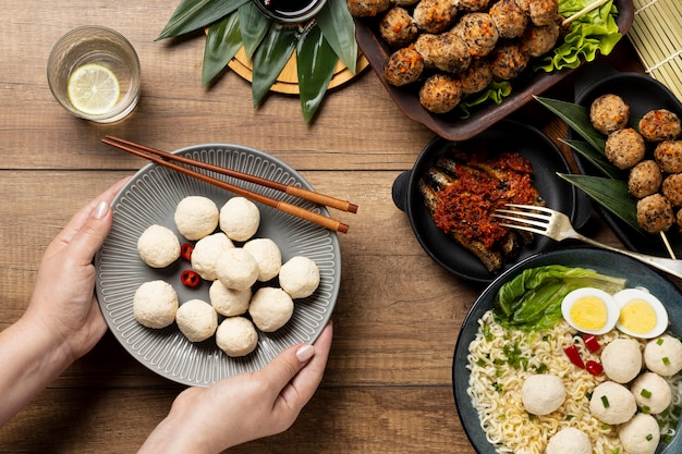 Foto bovenaanzicht arrangement van heerlijke indonesische bakso