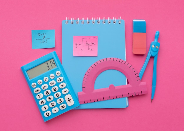 Foto bovenaanzicht arrangement van schoolbenodigdheden