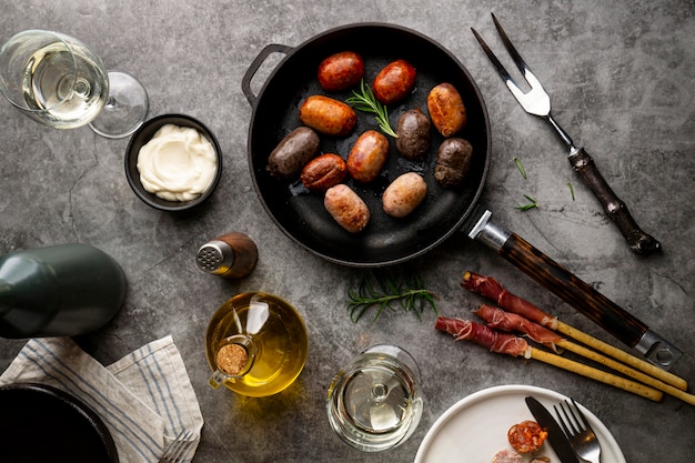 Foto bovenaanzicht arrangement voor eten en kruiden