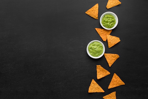 Bovenaanzicht assortiment nacho's met guacamole