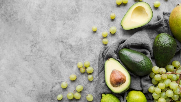 Bovenaanzicht avocado en druiven met kopie ruimte