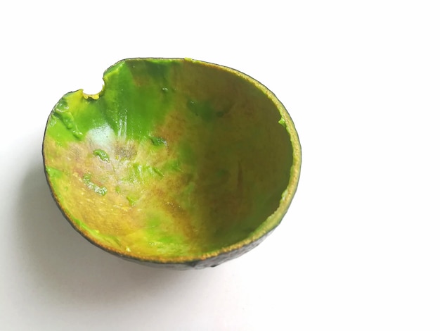 Bovenaanzicht avocado geïsoleerd op witte achtergrond