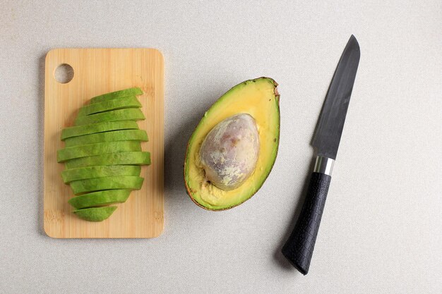 Bovenaanzicht Avocado snijden met een scherp mes, Conceptvoorbereiding Gezonde voeding