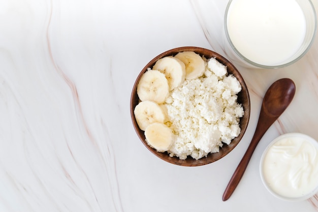 Bovenaanzicht banaan met melk