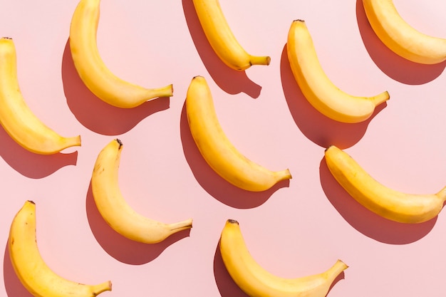 Bovenaanzicht bananen op roze achtergrond