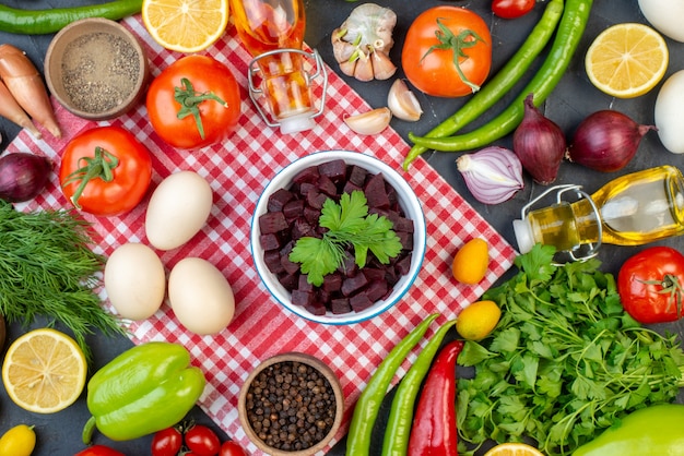 bovenaanzicht bietensalade met verse groenten Groenen en eieren op donkere achtergrond kleurenfoto dieet voedsel salade maaltijd snack lunch gezondheid