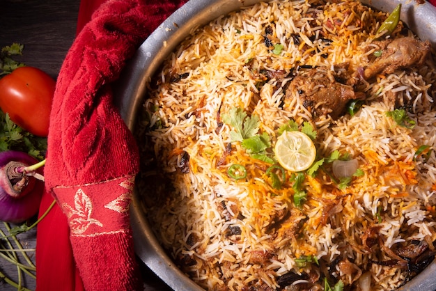 Foto bovenaanzicht big biryani bowl pakistaans of indiaas eten