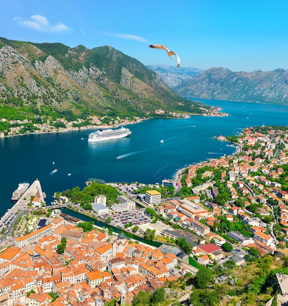 Bovenaanzicht bij baai montenegro