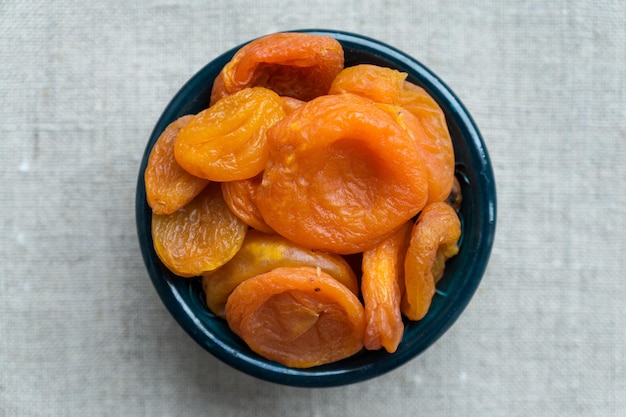 Bovenaanzicht bij een schaaltje met gedroogde abrikoos