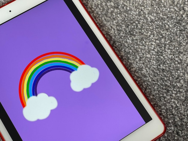 Bovenaanzicht bijgesneden opname van regenboogillustratie tekenen op digitaal tabletscherm