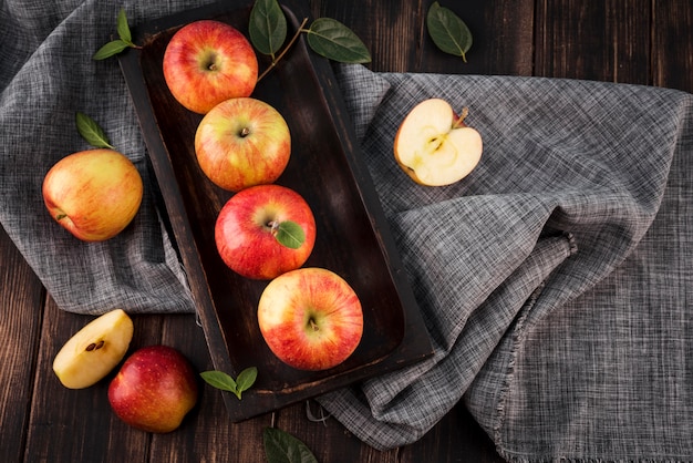 Bovenaanzicht biologische appels op tafel