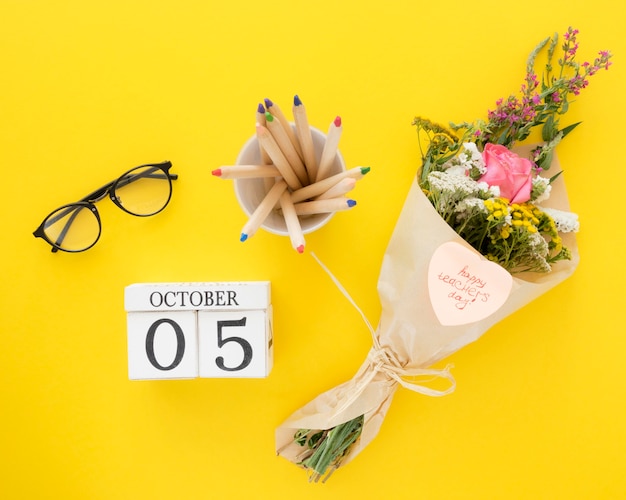 Bovenaanzicht bloemen op gele achtergrond