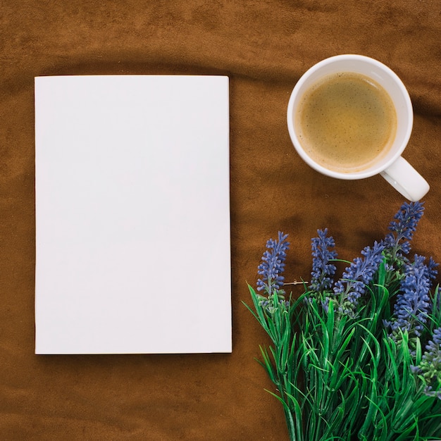 Foto bovenaanzicht boek mockup met koffie