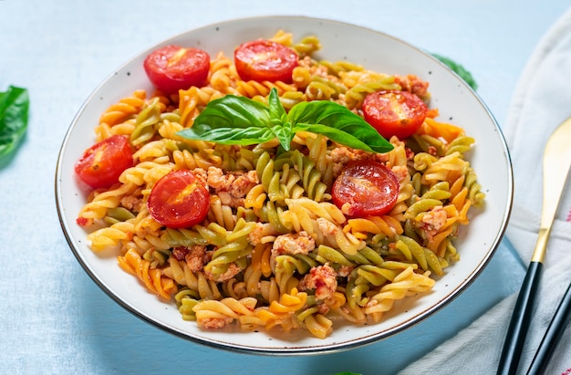 bovenaanzicht bord met fusilli