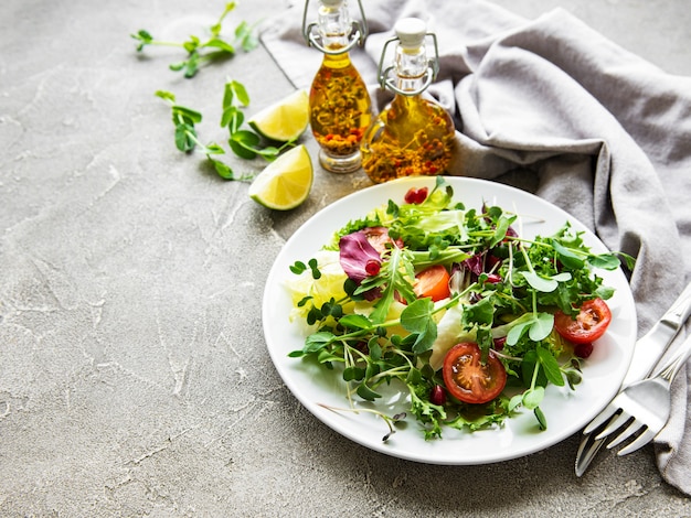 bovenaanzicht bord met natuurlijke salade