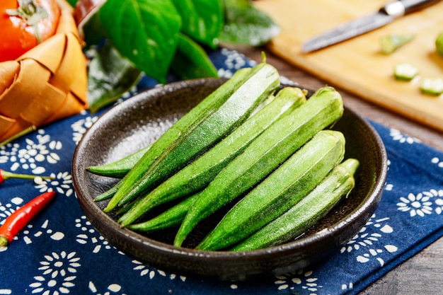 bovenaanzicht bord met okra