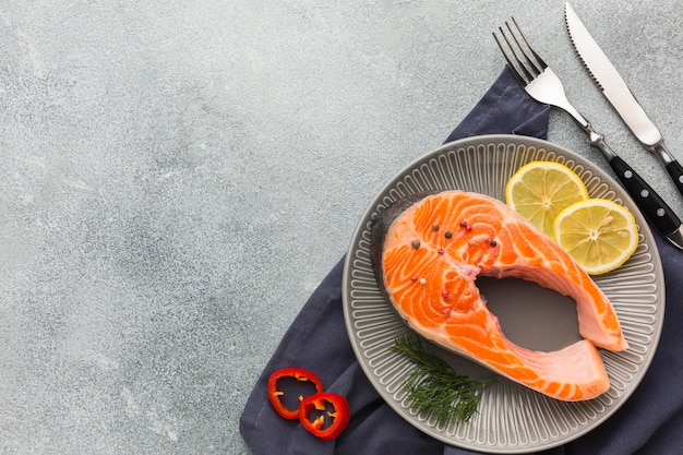 Bovenaanzicht bord met zalm en citroen