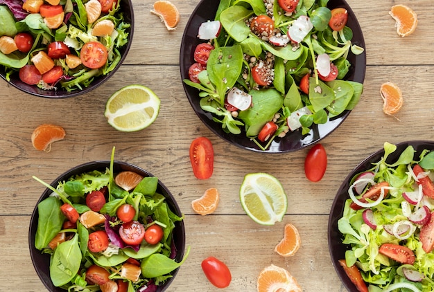 Bovenaanzicht borden collectie met salades