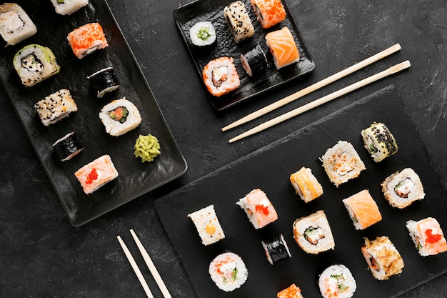 Bovenaanzicht borden met verse sushi broodjes