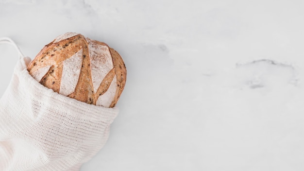 Bovenaanzicht brood op marmeren tafel