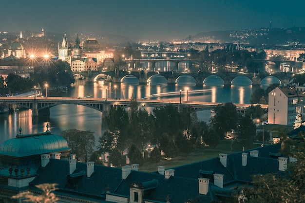 Bovenaanzicht bruggen over de rivier de Moldau in Praag, Tsjechië