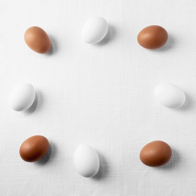 Foto bovenaanzicht bruine en witte eieren op tafel