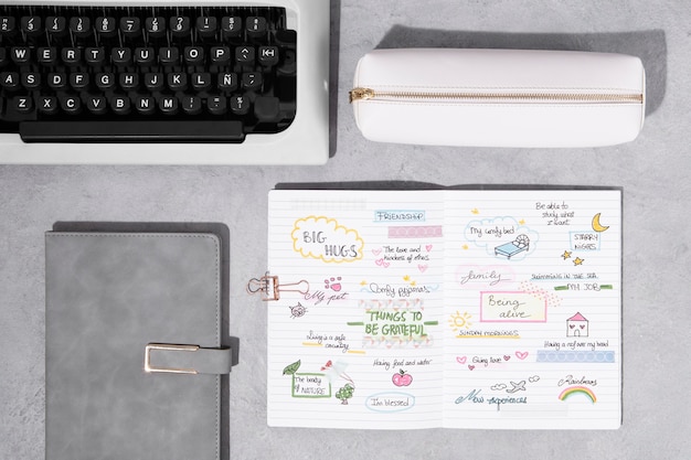 Bovenaanzicht bullet journal en toetsenbord