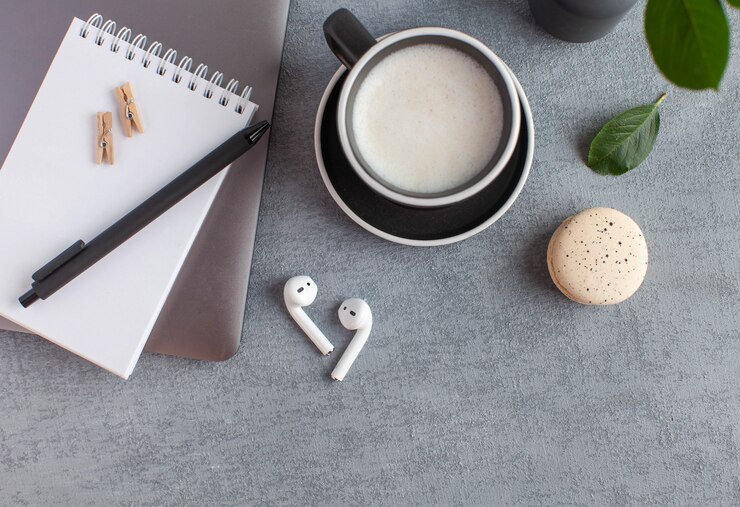 bovenaanzicht bureau met notitieboekje en kopje koffie