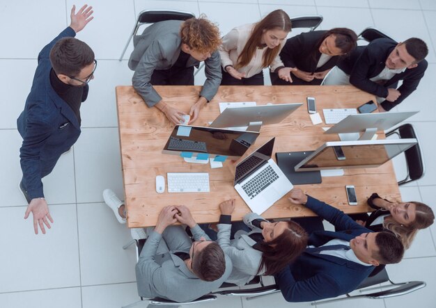 Bovenaanzicht business team bespreken tijdens een werkvergadering bedrijfsconcept