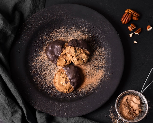 Bovenaanzicht chocolade truffels op een bord