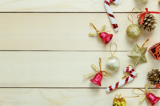 Bovenaanzicht Chrismas decoratie en ornament op houten tafel met kopie ruimte.