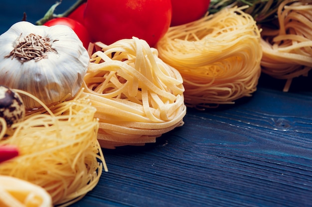 bovenaanzicht close-up detail van tagliatelle Italiaanse pasta