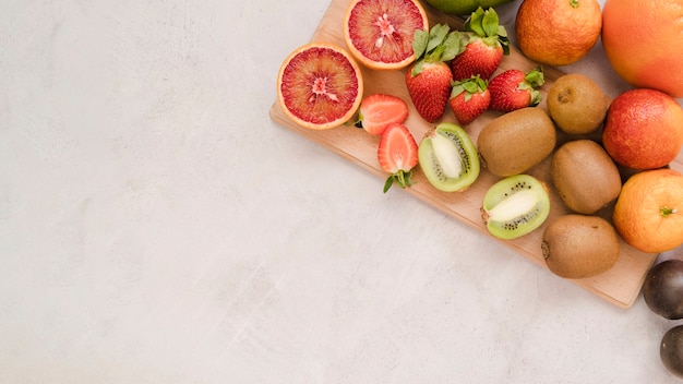 Bovenaanzicht collectie van lekker fruit met kopie ruimte