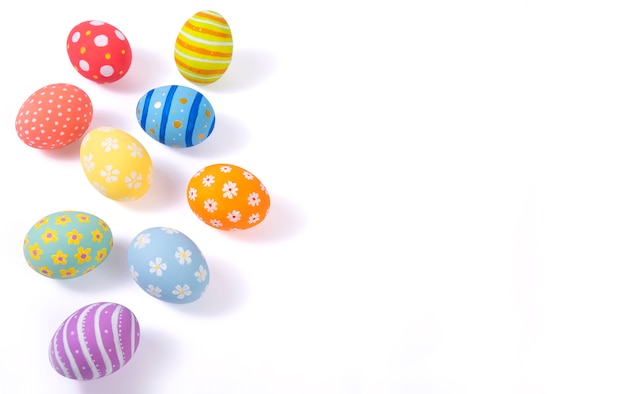 Bovenaanzicht. Creatieve lay-out Pasen verf kleurrijke eieren verschillende patroon handgemaakt op geïsoleerde witte achtergrond. Ruimte kopiëren.