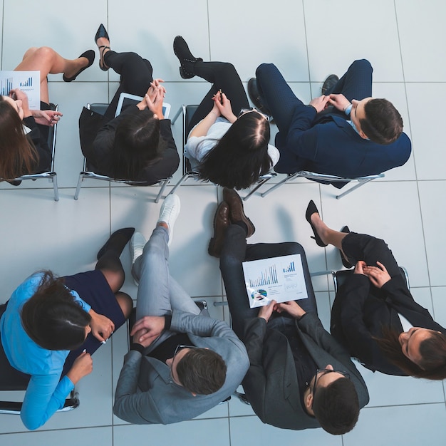 Bovenaanzicht. de Manager maakt een rapportage voor het business team