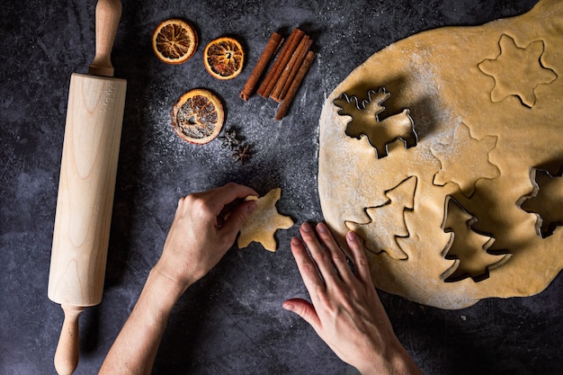 Bovenaanzicht deeg voor kerstkoekjes