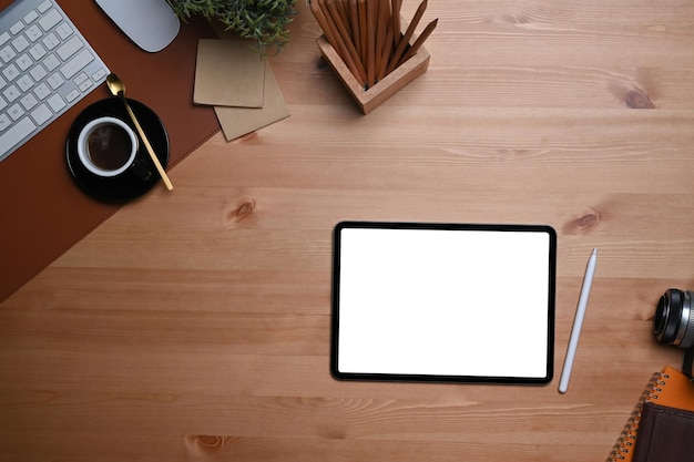 Bovenaanzicht digitale tafel stylus pen en koffiekopje op houten verhaal