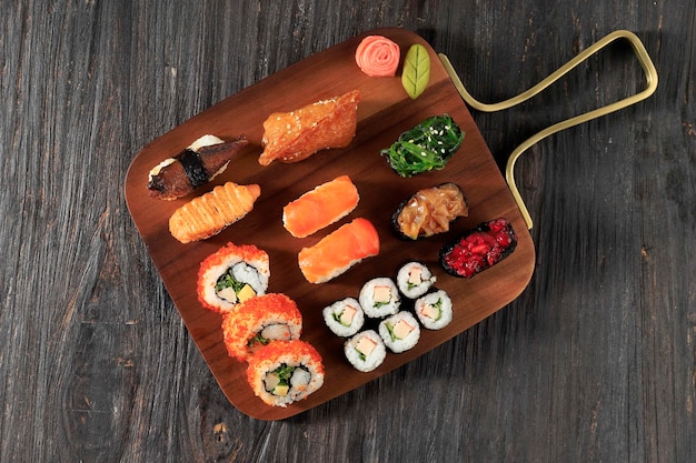 Bovenaanzicht diverse sushi op houten snijplank