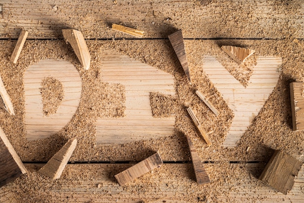 Foto bovenaanzicht diy woord gemaakt van hout